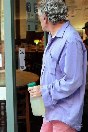 Icon of the 70s, unrecognizable today: a brilliant youth… but marked by hardship He set hearts ablaze and left his mark on an entire generation in the 1970s… But today, no one recognizes him anymore. Who could guess that this elderly man you might pass on the street was once the idol of millions of fans? 😲👇 Discover the surprise in the first comment ⬇️⬇️⬇️ | Animal Lovers