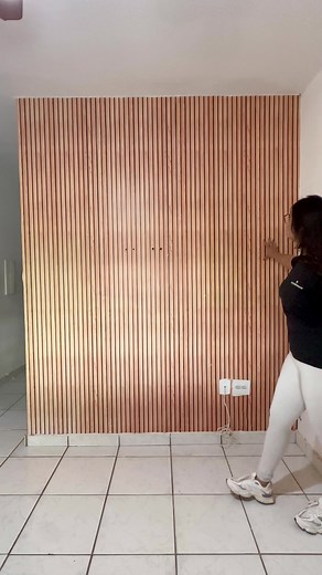 Painel lindo e Super Econômico 😍 o que você achou?? LINK NA BIO 💜 #decoracaocriativa #decor #fly #foryou #viral #painel #paineldetv #ripado #marmore #sala