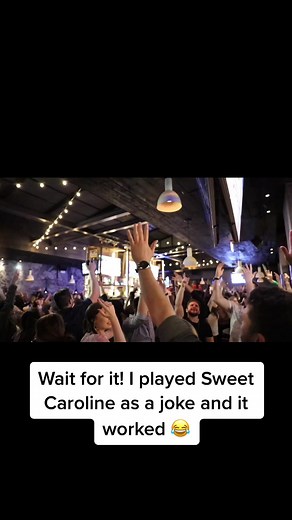 I played Sweet Caroline as a joke and it worked 😂 #foryoupage #foryou #dj #party #pranks #bars #federaleschicago