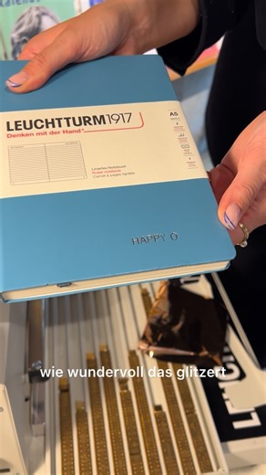 o*books on Instagram: "Ab 6.10. bis inklusive 11.10. läuft die @leuchtturm Prägeaktion bei uns im o*books! Schaut vorbei, such dir einen Kalender, Notizbuch aus - für dich, deine*n besten Freund*in, Mama, Oma, Firma! (Firmen Geschenk, Hallo?). Das Prägen kostet nix! 😍 Vielen Dank für das Geburtstagsgeschenk liebe AMELIE @leuchtturm1917de #embedded #notebook #bookshop"