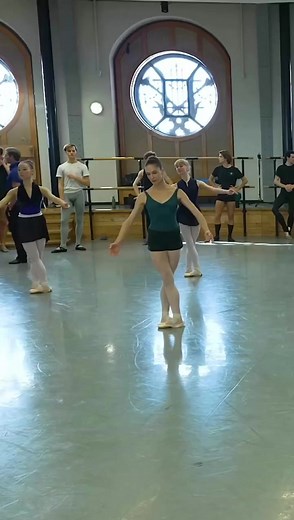 Valentine Colasante, Roxane Stojanov and dancers from Le Ballet de l'Opéra National de Paris in Pointe Class at World Ballet Day 2022 #pointeshoes #pointeclass #ballet #balletclass #balletdancer #balletlife #ballerina #iloveballet #nucleodedancacarolinacox | Núcleo de Dança Carolina Cox