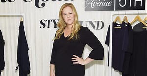 Pregnant Amy Schumer Celebrates Not Puking in the Realest Baby Bump Selfie of All Time