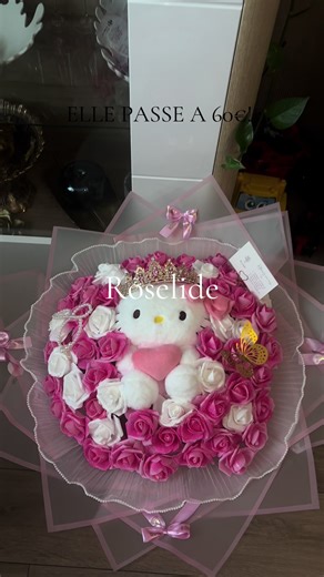 Bouquet de 51 roses/blanches paillettes avec hello kitty   couronne. Plus d’info en Ig: Roselide_76 #pourtoii #fyp #bouquet #rose #hellokitty