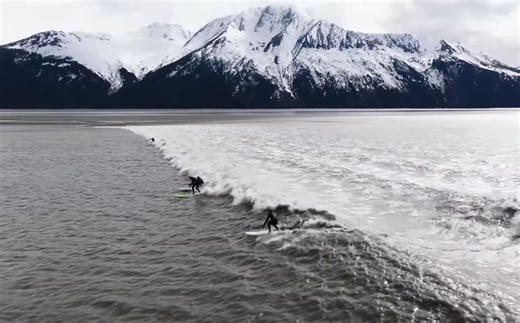 30-Foot Tide Creates Incredibly Long Tidal Bore Wave (20  Minute Ride)
