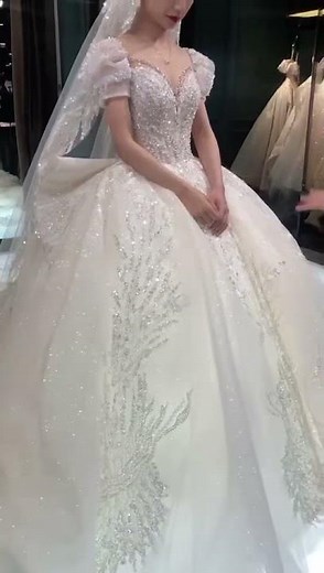 Our Chinese bride trying wedding dress@amandanovias