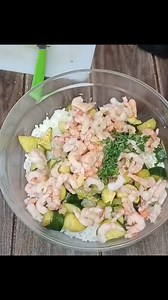 Insalata riso con gamberetti e zucchine #riso #zucchine #gamberi La ricetta completa https://blog.giallozafferano.it/cucinaepasticci/insalata-riso-gamberetti-zucchine/ | Cucina e pasticci di Sabrina Costa