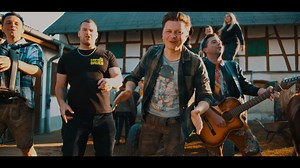 425K views · 8.2K reactions |  Ich fahr Gülle  Da ist das Ding! Wir wünschen Euch viel Spaß mit unserem neuen Musikvideo zu unserem neuen Song „Ich fahr Gülle“ gemeinsam mit Einfach Bauer! Wir hoffen, ihr feiert den Song und das Video genauso wie wir! Und jetzt alle im Chor: „Ich fahr raus übers Feld… Ich fahr Gülle, Gülle, Gülle, wie’s mir gefällt….“  #guelle #ichfahrguelle #einfachbauer | DORFROCKER | Facebook