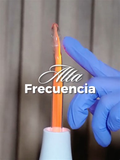 ✨ Alta Frecuencia: tecnología para una piel más sana La aparatología de alta frecuencia es un tratamiento estético que utiliza corrientes eléctricas suaves para oxigenar la piel, estimular la circulación y ayudar a eliminar bacterias que causan imperfecciones. Este procedimiento es ideal para: ✔ Desinfectar la piel después de una limpieza facial ✔ Ayudar a controlar el acné ✔ Estimular la regeneración de la piel ✔ Mejorar la apariencia y luminosidad del rostro Es un tratamiento seguro, relajante