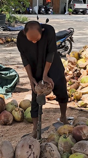 How to cut coconuts easily - Fruit Cutting Skills | Foodie Mama Office