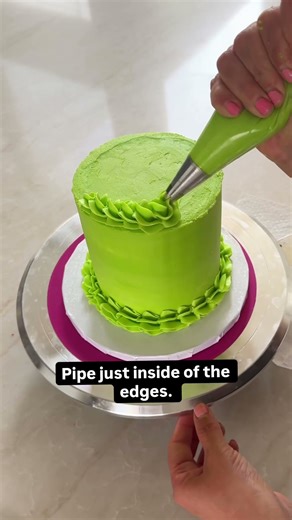 How to pipe a perfect cake with a 1M piping tip. 💚 #cakedecorating #pipingtips
