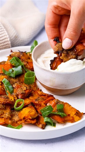 Stef | Gesunde Rezepte on Instagram: "Smashed Parmesan Kürbis 🎃🧀 ✅ nur 4 Zutaten ✅ 26g Protein ✅ unter 500 Kcal Das komplette Rezept gibt’s diese Woche im Newsletter (Mittwoch um 10 Uhr)! 😍 Noch nicht angemeldet? Dann easy über den Link in meiner Bio (kostet euch keinen Cent) 🔗 https://www.fruehlingszwiebel.com/pages/kostenlose-rezepte-zum-abnehmen Probleme bei der Anmeldung? ➡️ Spam-Ordner checken ➡️ Gmail klappt am besten ➡️ Bestätigungsmail öffnen 💌 Oder meinem Support schreiben! Eure St