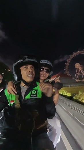 Beautiful girl wants to ride the Ferris wheel #ojolbali #gojekbali #motovlog