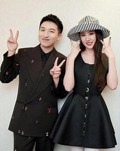 [2024/3/6] Interview | 專訪 Liu Yifei x Mr.Bags Interview 劉亦菲 x 包先生專訪 House Ambassador Liu Yifei x Louis Vuitton Women‘s Fall Winter 2024 show x Paris Fashion Week ------------------------ "劃重點：新劇還沒定" ------------------------ *Liu Yifei herself doesn't use Facebook. *劉亦菲本人無FB帳號 #劉亦菲 #刘亦菲 #LiuYifei #YifeiLiu #Crystalliu #LưuDiệcPhi #유역비 #หลิวอี้เฟย์ #リウイーフェイ #yifei_cc #玫瑰故事 #TheTaleofRose #TheRosesTale #去有風的地方 #去有风的地方 #MeetYourself #夢華錄 #梦华录 #ADreamofSplendor #花木兰 #花木蘭 #Mulan #LouisVuitton #HouseAm