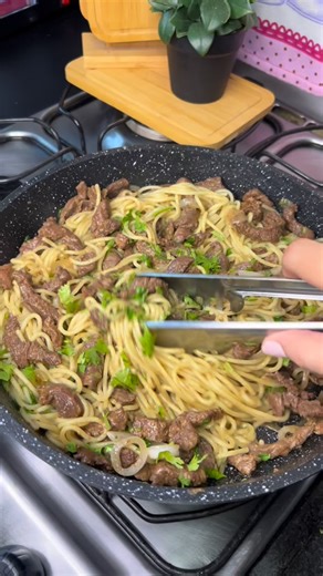 Lays, Matheus & Ellie 👨‍👩‍👧♥️ on Instagram: "Macarrão na manteiga com iscas de carne, super fácil, rápido e delicioso! Esse é aquele macarrão para os dias corridos tá gente? Tenho certeza que vocês vão amar !! Ingredientes: 500g carne (utilizei contra filé) 300g macarrão de sua preferência 1 cebola grande Coentro a gosto (opcional) 3 colheres de molho shoyu Alho para temperar a carne Sal Pimenta do reino Páprica defumada Os temperos são opcionais tá? Vocês podem temperar 