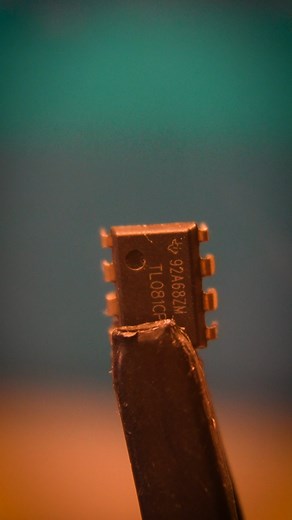 Matthew on Instagram: "🔌 Amplificadores Operacionales: La base de la electrónica moderna Un amplificador operacional (op-amp) es un circuito integrado diseñado para amplificar señales eléctricas. Aunque su apariencia es simple, es una pieza clave en el diseño de sistemas electrónicos, desde procesar señales de sensores hasta circuitos avanzados de audio o control. 🔎 ¿Cómo funcionan? Los amplificadores operacionales amplifican la diferencia de voltaje entre sus dos entradas: La entrada no inver