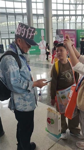 Need a LED hat? It’ll make you the shiniest, most eye-catching person on the street. #digitalsignage