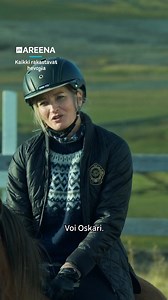 Samuli Edelmann näyttelee Kaikki rakastavat hevosia -sarjassa Oskaria, joka lähtee ratsastusvaellukselle Islantiin, vaikka ei osaa ratsastaa. 😬🐴 Todellisuudessa Edelmann osasi ratsastaa ennen kuvauksia, kun taas hänen vastanäyttelijänsä Anna Paavilainen ja Matleena Kuusniemi joutuivat ottamaan ratsastustunteja. Neljäosainen Kaikki rakastavat hevosia katsottavissa Yle Areenassa! 🏇🇮🇸 | Yle Areena