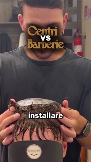 Non è solo “attaccarla” 👀 Conta chi la installa, come viene integrata nel taglio, la naturalezza delle sfumature e l’attenzione ai dettagli. 💇🏻 Una patch può sembrare finta… oppure invisibile. La differenza la fa la mano del barber. Se vuoi capire perché il risultato cambia così tanto, guarda bene il video. Qui non parliamo di promesse, ma di tecnica. ✂️ 📹:@teamoonagency #thebarberspole #capelli #patchdaltacco #patch #calvizie