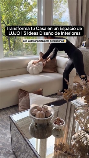 🪞 Equilibrio visual y simetría. Coloca lámparas, cuadros o mesitas en pares para crear armonía. La mente percibe la simetría como orden y sofisticación. 🎨 Paleta neutra con acentos profundos. Usa beige, piedra o blanco roto como base y añade detalles en negro, vino o azul petróleo. Ese contraste genera elegancia inmediata. 🪵 Materiales con textura real. Combina lino, madera, mármol o metal cepillado. La mezcla táctil da profundidad y una sensación de exclusividad natural. 🏠 ¿Quieres aprender