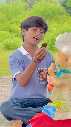 एक छोटे बच्चे ने गणपति बप्पा को खिलाई मिठाई❤️🙏#bappa #ganesh #shorts #ganeshchaturthi #sonushorts