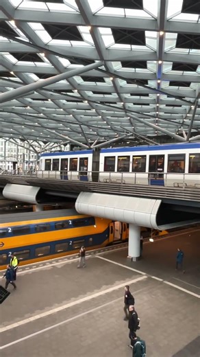 👇“Stel je een station voor waar de treinen eindigen… en de stad begint.” nederland #shorts #denhaag