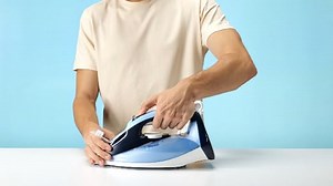 Philips Azur 7000 Serie Dampfbügeleisen - 2800 W, 50 g/min Dauerdampf, 250 g Dampfstoß, Vertikaldampf, SteamGlide Plus-Sohle, Louros-/Hellblau (DST7020/20)