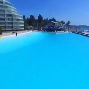 35K views · 1K reactions | [WOUAH ] La plus grande piscine du monde est au Chili ! Elle est juste  !!!! | Deco.fr | Facebook