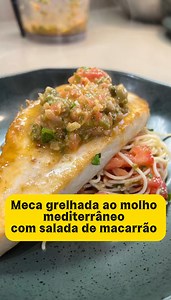 Meca grelhada ao molho mediterrâneo salada de macarrão = aquele almoço leve, gostoso e bonito de ver. Receita simples, sabor marcante e técnica que qualquer um pode aprender mesmo começando do zero. Quer aprender a fazer pratos assim? Comenta "COZINHAR" que te mostro como! 🍳💬 #meca #receita #receitasimples | Chef Fabio Mattos