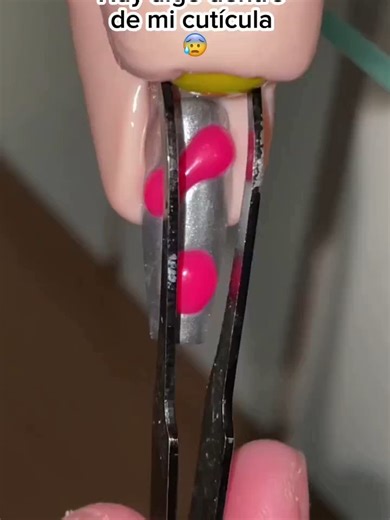 Diseños Creativos de Uñas Acrílicas y Efecto Aurora