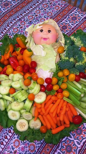 A little baby shower veggie tray 😹 #cabbagepatchkids #funny #veggietray #babyshower #babyshowerfood #babyshowerparty