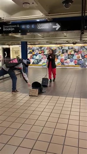 Love Yourself and Jam to Justin Bieber in NYC Subway | Busker Performance