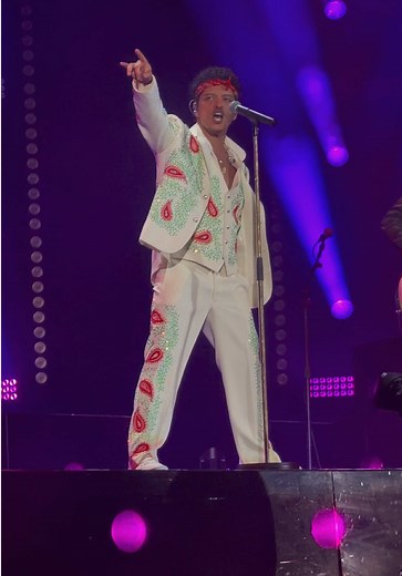 Uptown Funk Bruno Mars performance crowd — live dance moments