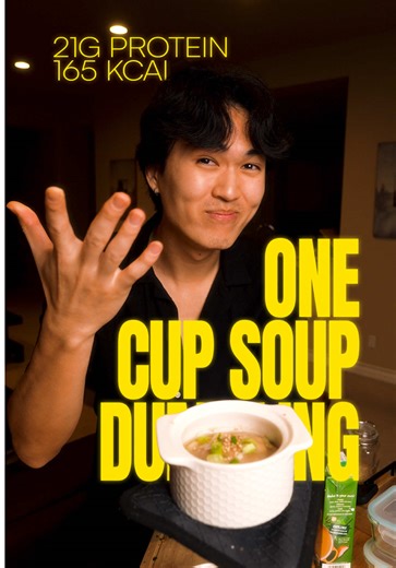 ⇩ Full Recipe 🥟 ⇩ Macros per 1 soup dumpling: Protein: 21g Carbs: 11g Fat: 4g Calories: 165 Ingredients per serving (makes 4 soup dumplings): - 12oz ground pork, raw - 2 tsp minced ginger - 1 tbsp minced garlic - 1 green onion, medium - 1/2 tbsp chinese cooking wine - 1 tbsp soy sauce - 1/2 tsp black pepper - 1/4 cup chicken bone broth - 8 sheets wonton wrapper Topping: - 1/4 tsp sesame seeds - 1 green onion How to make it yourself: 1. In a bowl, mix together your ground pork, minced garlic, se
