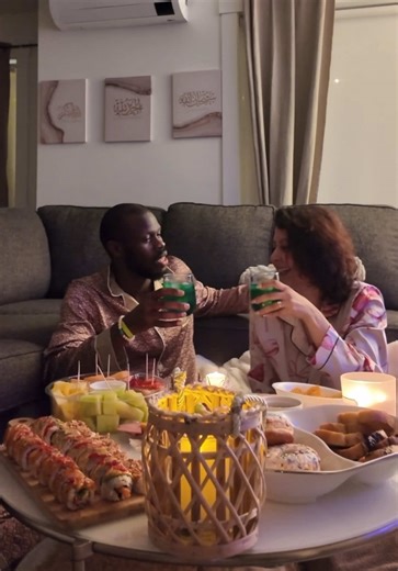 Cette vidéo, je l’ai filmée avant notre déménagement , avant le Ramadan… et je ne pensais pas la partager un jour avec ce ressenti-là. J’ai traversé une période très difficile… et j’en traverse encore une partie aujourd’hui. Peut-être que je n’arriverai pas à tout expliquer… peut-être que ce que vous voyez n’est qu’une petite partie de la réalité. Mais une chose est sûre : je remercie Dieu pour la plus belle des bénédictions qu’Il m’a donnée… Souleymane, mon mari 🤍 Dans les moments de fatigue, 