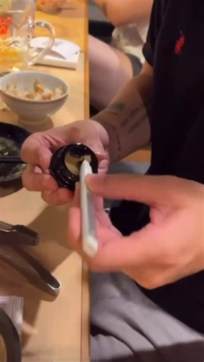 Spoof Pasta on Instagram: "日本利用压电瓷砖将脚步转化为电能。这些瓷砖捕捉来自你脚步的动能。当你行走时，你的重量和动作会对瓷砖产生压力。瓷砖会轻微弯曲，从而产生机械应力。瓷砖内部的压电材料将这种应力转化为电能。每一步都会产生少量电荷，而数百万步结合在一起就能产生足够的电力来驱动 LED 灯、数字显示屏和传感器。在像涩谷车站这样繁忙的地方，每天大约有 240 万个脚步为这一系统作出贡献。这些电能可以被储存或立即使用，从而减少对传统电力来源的依赖，并支持可持续的城市基础设施。这种方法将日常运动转化为实用的可再生能源 #日本 #知识 #事实 #你知道吗 #推荐 #科技 #创新 #历史 #技术 #实验 #热门"