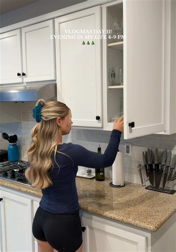 spend my thursday evening with me!! i love relaxing evenings like this 🙂‍↕️🫶🏼🌟 #eveningvlog #nighttimeroutine #vlogmas #healthylifestyle #lifestyle brands featured - @drinkpoppi @LOCCITANE @rhode skin @Naturium