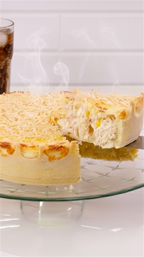 Aposto que você nunca fez fricassê assim! #frango #torta #fblifestyle INGREDIENTES: {Massa} - 2 e 1/4 xíc. de farinha de trigo - 1 ovo - 70 g de manteiga - Pitada de sal - Água . {Recheio} - 2 peitos de frango cozidos e desfiados - 1 lata de milho - 1/2 xíc. de azeitona picada - 1 pote de requeijão - 1/2 cx. de creme de leite - Pitada de sal - Pimenta-do-reino - Requeijão tipo catupiry (para gratinar) - Batata palha (para finalizar) . MODO DE FAZER: {Massa} Em um recipiente misture a farinha, o 