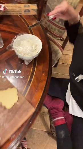 Glass Onion: A Knives Out Mystery on Netflix | Kate Hudson Stars