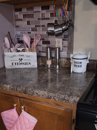 This bacon grease storage container pot doubles and home kitchen decor! It's so cute and comes with a strainer, a spatula and a silicone basting brush so you have all the utensils needed to store bacon grease effectively. This was the only store that actually shipped my bacon grease container! #bacongreasecontainer #kitchenessentials #kitchendecor #tiktokshopcreatorpicks #cooking