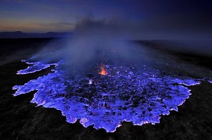 El azufre en combustión desprende espectaculares llamas azules en el volcán Kawah Ijen, en la isla indonesia de Java, que solo son visibles de noche. | Revista National Geographic en español