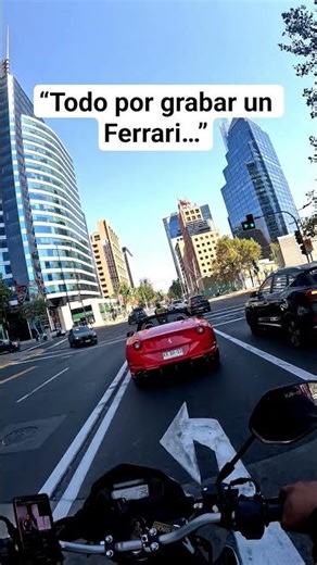 Por grabar un Ferrari casi provoco un accidente 😬