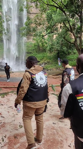 Découvrez la beauté de la chutes d'eau (la voile de la mariée de Kindia), en Guinée, à travers cette vidéo captivante. Plongez dans un paysage sauvage et préservé, où l'eau tombe en cascade au milieu d'une végétation luxuriante et de rochers impressionnants. Laissez-vous inspirer par cette perle cachée de la nature #Kindia #Guinée #ChutesDEau #Nature #Voyage #Aventure #Afrique #Découverte #Paysage #Écotourisme