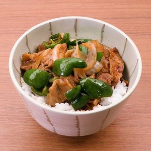 さっと炒めて作る♪ 豚こまとピーマンのケチャップ丼のレシピ動画・作り方 | デリッシュキッチン