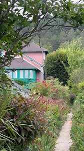 Avec sa façade rose et ses volets verts, la maison de Claude Monet est immédiatement reconnaissable, unique en son genre. C’est ici, entre vie quotidienne et création, que le peintre a imaginé un lieu à son image : lumineux, vivant, ouvert sur le monde. | Maison et jardins de Claude Monet à Giverny