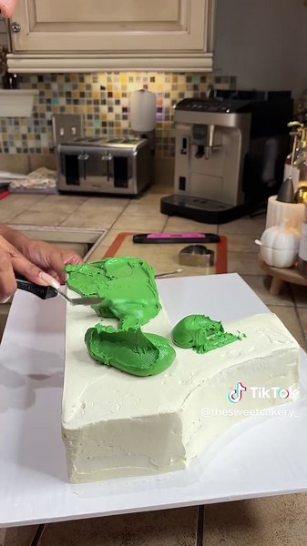 Arlo Turns One🏈 • • cake size: large number cake cake insides: vanilla Thank you @a_realtor_ 💕 #thesweetcakery #nolabaker #neworleansbakery #cakedecorating #numbercake