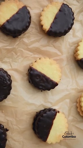 32K views · 938 reactions | Alfajorcitos sablee con 3 ingredientes y sin huevo, la masa es súper suave yo rellene con dulce de leche porque lo amo pero claramente vale alguna mermelada Ingredientes Manteca 200 g Azúcar impalpable 50 g Harina 0000 250 g Ganache Chocolate semi amargo 100 g Crema de leche 100 ml. Extras Dulce de leche repostero Azúcar impalpable | Estefi Colombo | Facebook