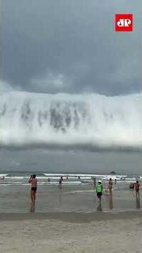 Video shows impressive cloud filling the sky in Bertioga (SP) #shorts