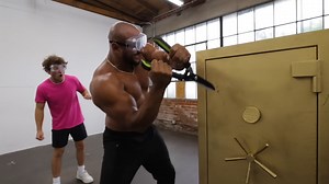 Can the world’s strongest man break into an unbreakable safe?