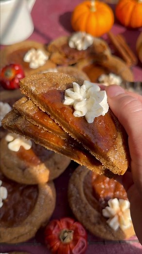 Pumpkin Pie Cookies 🧡 Chewy, crisp-edged gingersnap cookies are baked with spiced pumpkin pie filling & topped with a vanilla bean whipped cream star! 🥹 #pumpkinpie #pumpkinpiecookie #fypage #gingersnaps #thanksgivingdesserts #pumpkincookies #thanksgivingrecipes #fypppppppppppp #cookietiktok #cookierecipes