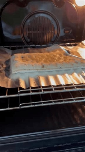 clip-4041416449-pricking-traditional-italian-erbazzone-fork-before-baking